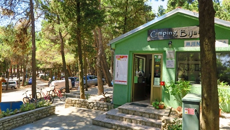 Camping Bijar entrance surrounded by trees