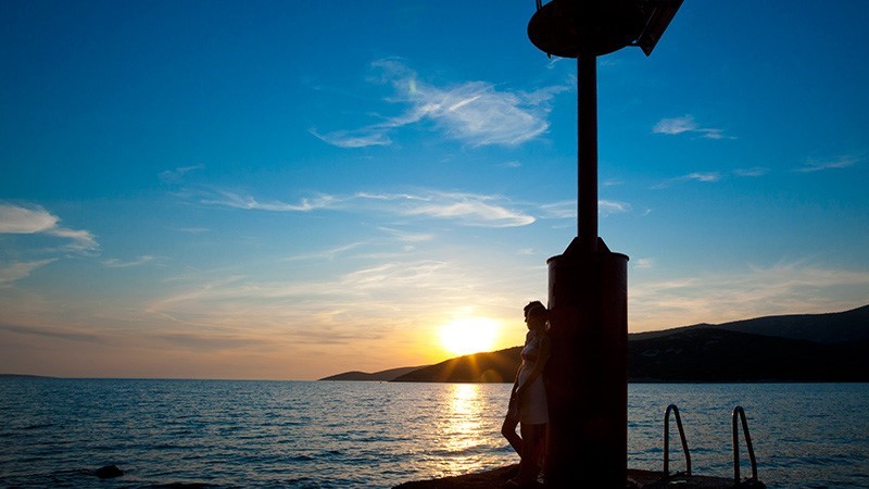 Zračni pogled na bujno zeleno obalo na otoku Cres s turkizno vodo