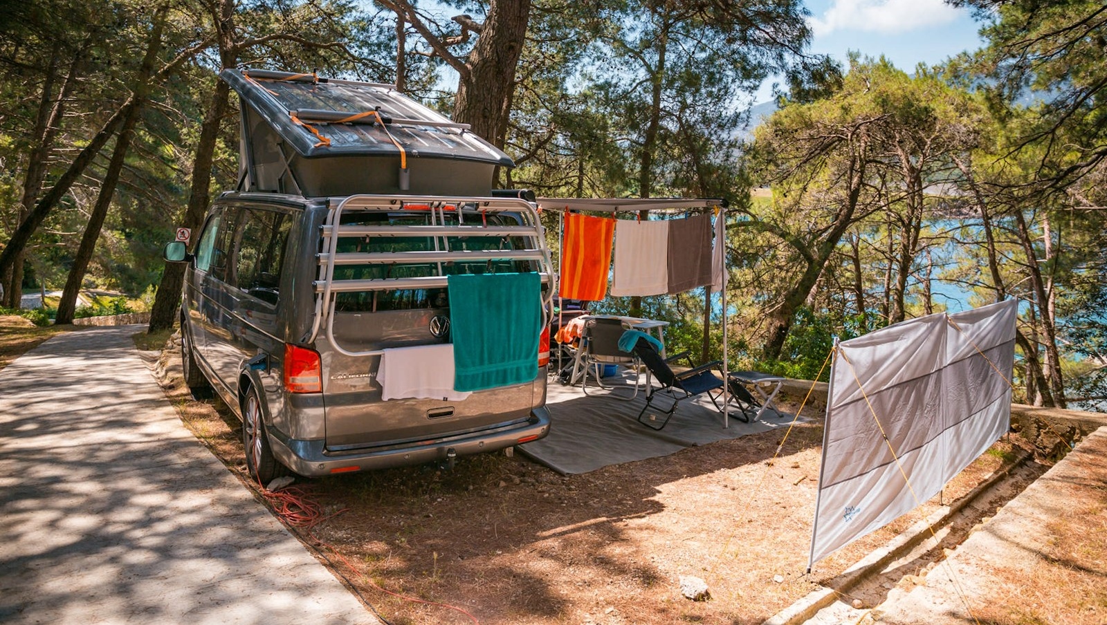 Campingaufbau mit einem Van und Wäsche zum Trocknen in Bijar