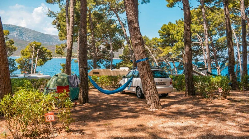 Pole namiotowe z namiotem i hamakiem w Bijar nad morzem