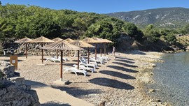 Plaža u blizini ruševina rimskog samostana