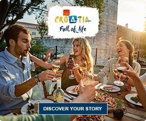 Mensen genieten van een maaltijd en drankjes bij een restaurant in de openlucht met een toerismelogo van Kroatië